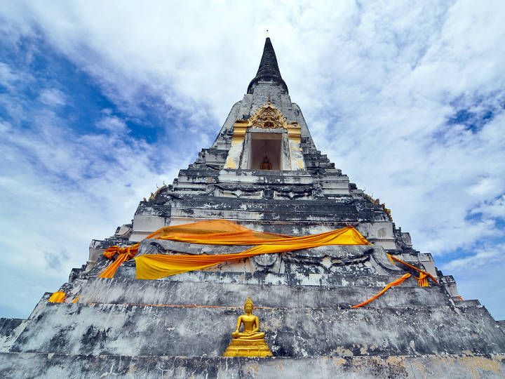 Wat Phu Khao Thong, built by ancient king of Myanmar to commemorate his victory over Ayutthaya 