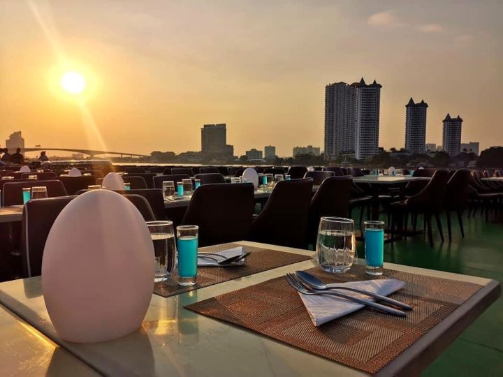 See the twilight and night views of Chao Phraya River